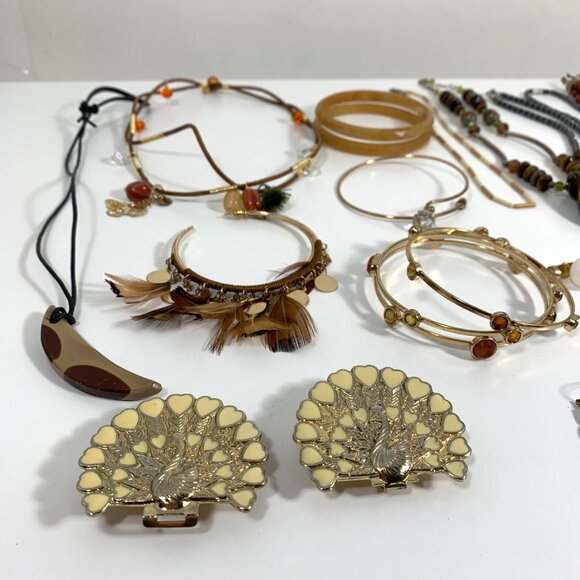 Earthy Boho Jewelry Lot Featuring 24 Pieces Necklaces Bracelets & Earrings - Picture 2 of 10